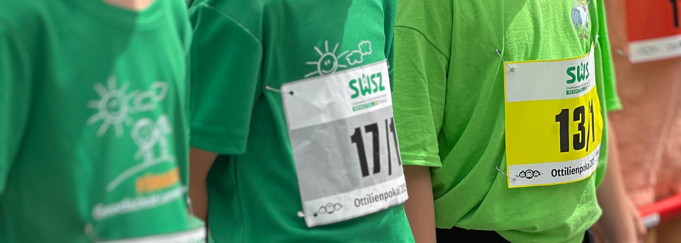 Schüler der Lautenbergschule beim Schulstaffellauf in Suhl in ihren Laufshirts mit der Anzeige der Stadtwerke Suhl/Zella-Mehlis GmbH.